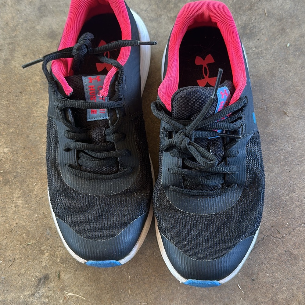 Under Armour girls  Black and Pink Running Shoes size 4.5